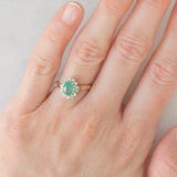 Anello a margherita vintage in oro giallo e bianco 9K con smeraldo (0.70ct ca.) e diamanti (0.20ctw ca.), anni ‘80