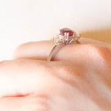 Vintage-Trilogie aus 18 Karat Weißgold mit Rubin (ca. 1 ct) und Diamanten im Brillantschliff (ca. 0.42 ctw)