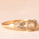 Anello vintage in oro giallo e bianco 9K con zaffiro giallo (1ct ca.) e diamanti, anni ‘60/‘70