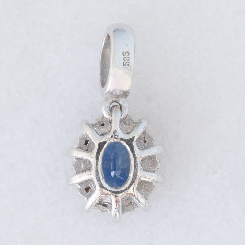 Ciondolo a margherita in oro bianco 14K con zaffiro (0.60ct ca.) e diamanti (0.20ctw ca.), anni ‘80