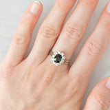 Vintage-Gänseblümchenring aus 18 Karat Weißgold mit Saphiren (ca. 1 ct) und Diamanten im Brillantschliff (ca. 0.60 ctw), 70er Jahre