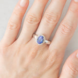 Anello a margherita vintage in oro bianco 18K con tanzanite (2.30ct ca.) e diamanti di taglio brillante (0.20ctw ca.), anno ‘70/‘80