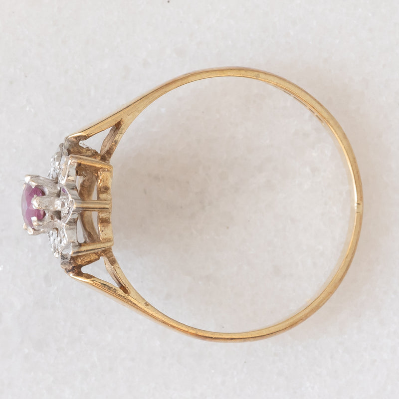 Anello a margherita vintage in oro giallo e bianco 9K con rubino (0.12ct ca.) e diamanti (0.04ctw ca.), anno 1988