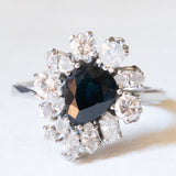 Vintage-Gänseblümchenring aus 18-karätigem Weißgold mit Saphir (ca. 2 ct) und Diamanten im Brillant- und Marquise-Schliff (ca. 1.40 ctw), 70er Jahre