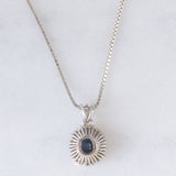 Collier vintage con ciondolo a margherita in oro bianco 14K con zaffiro (1.70ct ca.) e diamanti di taglio brillante (1.10ctw ca.), anni ‘70/‘80