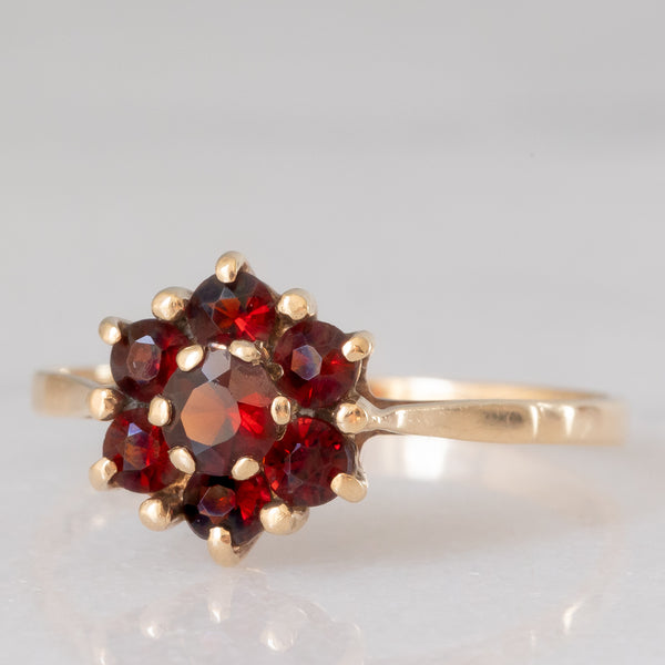 Anello a fiore vintage in oro giallo 9K con granati (0.70ctw ca.), anno 1977