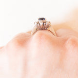 Anello a margherita vintage in oro bianco 14K con zaffiro (2ct ca.) e diamanti (0.16ctw ca.), anni ‘60/‘70