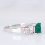 Anello vintage in stile Art Déco in platino con smeraldo (0.80ct) e diamanti (0.49ctw), anni ‘90