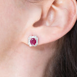 Orecchini a margherita vintage in platino con rubini (1.27ctw) e diamanti (0.50ctw), anni '80