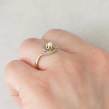 Anello tourbillion antico francese in oro giallo 18K con perla bianca e diamanti di taglio rosetta, anni ‘30