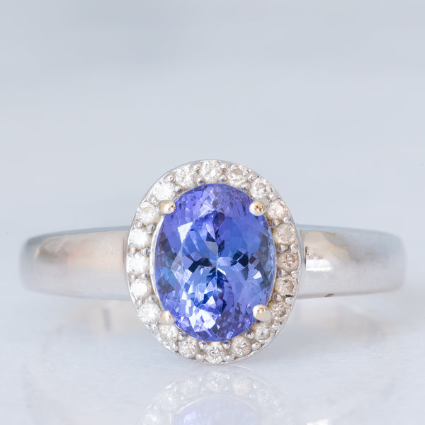 Anello a margherita vintage in oro bianco 18K con tanzanite (2.30ct ca.) e diamanti di taglio brillante (0.20ctw ca.), anno ‘70/‘80