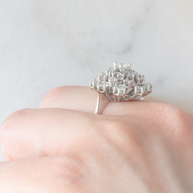 Anello a fiocco di neve vintage in oro bianco 18K con diamanti di taglio brillante (1.33ctw ca.), anni ‘70