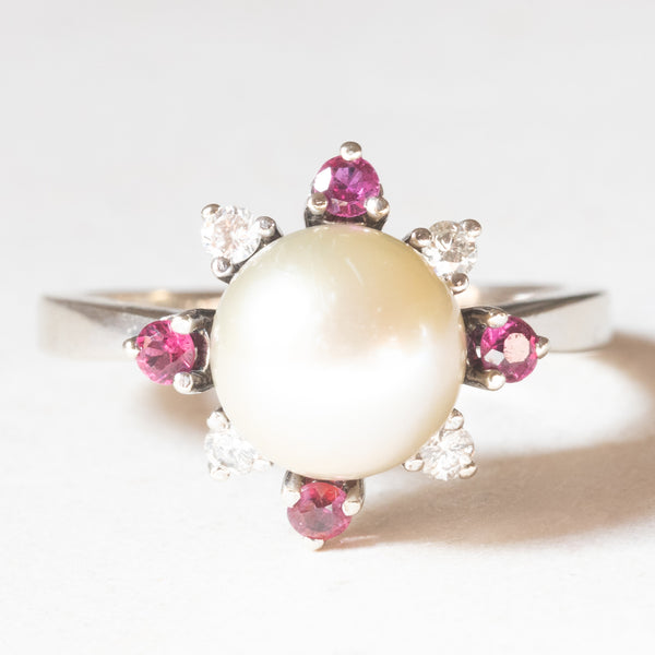 Anello a margherita vintage in oro bianco 14K con perla, rubini sintetici (0.20ctw ca.) e diamanti di taglio brillante (0.14ctw ca.), anni ‘70