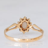 Vintage-Gänseblümchenring aus 9-karätigem Gelbgold mit Opal (ca. 0.15 ct) und Saphiren (ca. 0.20 ctw), Jahr 1986