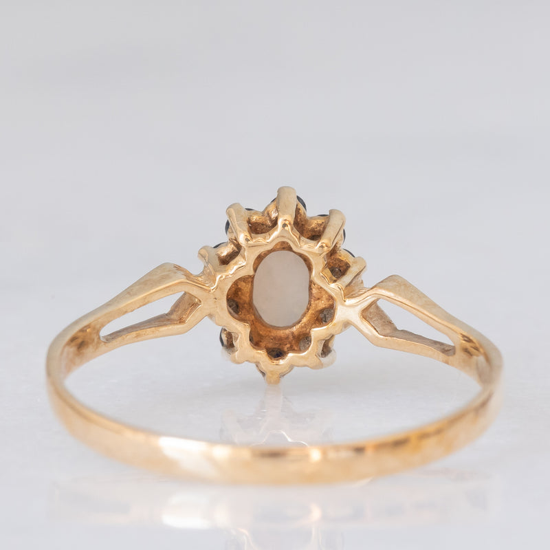 Anello a margherita vintage in oro giallo 9K con opale (0.15ct ca.) e zaffiri (0.20ctw ca.), anno 1986