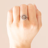 Antiker Gänseblümchenring aus 14 Karat Gelbgold und Silber mit zentralem Diamanten im Rose-Coroné-Schliff (ca. 0.60 ct) und seitlichen Diamanten im Rosettenschliff, Ende des 800./Anfang des 900. Jahrhunderts