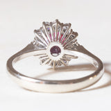 Vintage-Gänseblümchenring aus 18-karätigem Weißgold mit Rubin (ca. 0.85 ct) und Diamanten im Brillantschliff (ca. 0.24 ctw), 80er/90er Jahre