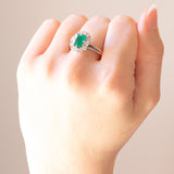 Gänseblümchen-Ring aus 18 Karat Weißgold mit Smaragd (ca. 1 ct) und Diamanten im Brillantschliff (ca. 0.60 ctw)