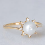 Anello a margherita vintage in oro giallo 14K con perla bianca e diamanti di taglio brillante (0.08ctw ca.), anni ‘60