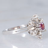 Anello a fiore vintage in oro bianco 14K con rubino (0.20ct ca.) e diamanti (0.20ctw ca.), anni ‘70