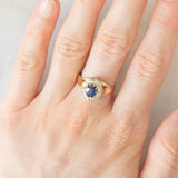 Anello a margherita antico in oro giallo 14K con zaffiro (0.40ct ca.) e diamanti di taglio vecchia miniera (0.70ctw ca.), anni ‘20/‘30