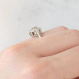 Anello a margherita vintage in oro bianco 14K con diamanti di taglio brillante (0.16ctw ca.) e con centrale fancy brown, anni ‘80