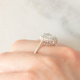 Anello a margherita in oro bianco 9K con acquamarina (1ct ca.) e diamanti di taglio brillante (0.16ctw ca.), anno 2006