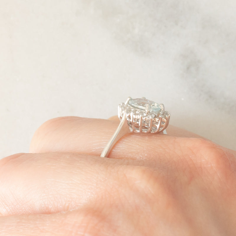 Anello a margherita in oro bianco 9K con acquamarina (1ct ca.) e diamanti di taglio brillante (0.16ctw ca.), anno 2006