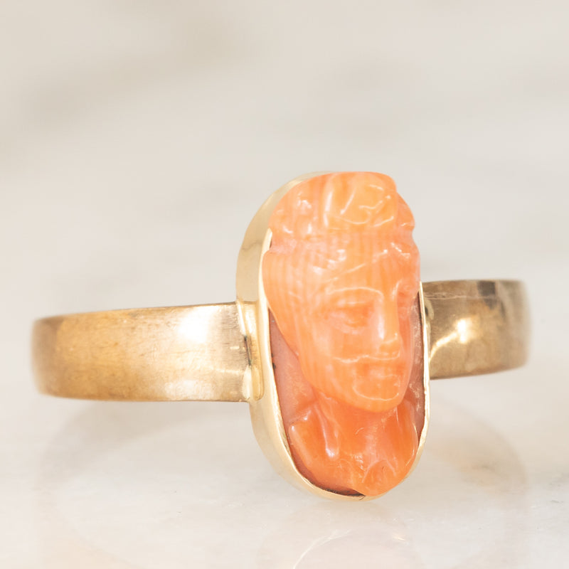 Anello vintage in oro giallo 8K con cammeo su corallo arancione rappresentante viso di donna, anni ‘40/‘50