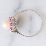 Anello a margherita vintage in oro bianco 18K con perla bianca e rubini, anni ‘50/‘60
