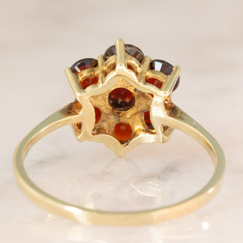 Anello a fiore vintage in oro giallo 8K con granati (1.10ctw ca.), anni ‘70