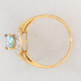 Anello a margherita in oro giallo 9K con zircone azzurro (1.83ct ca.) e zirconi bianchi