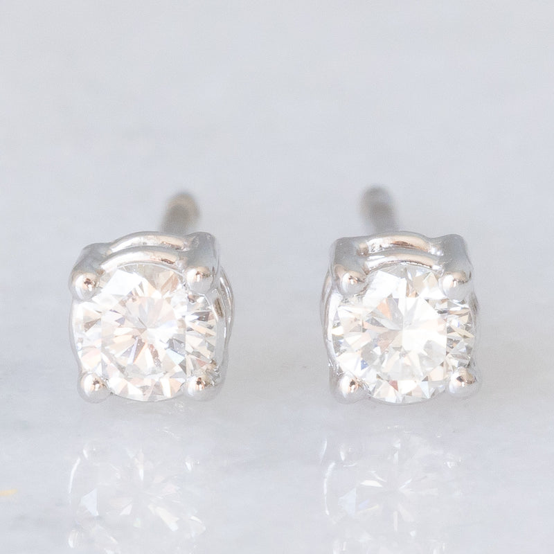 Orecchini punto luce in oro bianco 18K con diamanti di taglio brillante (0.28ctw ca.)