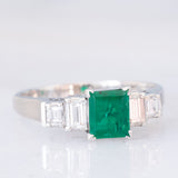 Anello vintage in stile Art Déco in platino con smeraldo (0.80ct) e diamanti (0.49ctw), anni ‘90