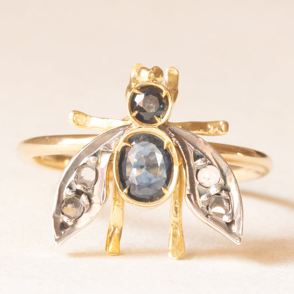 Anello a forma di mosca convertito da spilla antica in oro giallo 18K e argento con zaffiri e diamanti di taglio rosetta