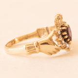 Claddagh-Ring aus 9-karätigem Gelbgold mit Zirkonia und herzförmigem Granat, 60er/70er Jahre