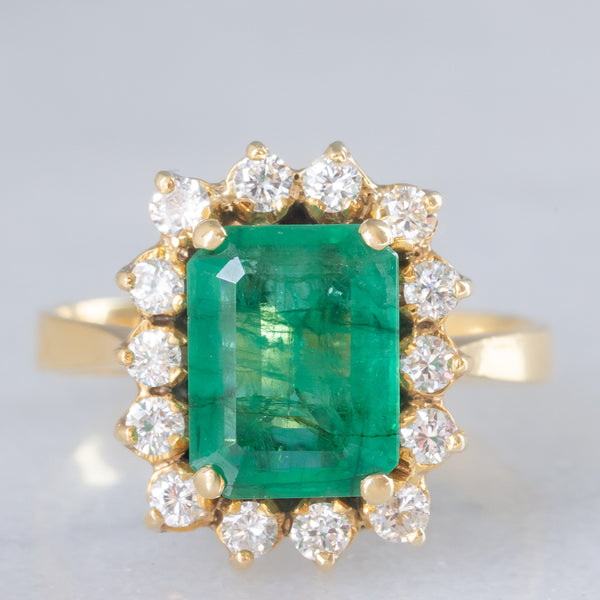 Anello a margherita vintage in oro giallo 18K con smeraldo (1.50ct ca.) e diamanti di taglio brillante (0.56ctw ca.), anni )70/‘80