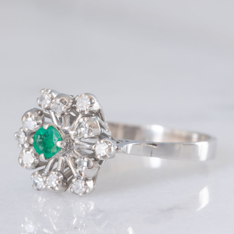 Anello a fiocco di neve in oro bianco 14K con smeraldo (0.13ct ca.) e diamanti (0.24ctw ca.), anni ‘70