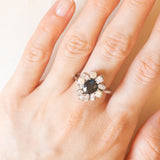 Vintage-Gänseblümchenring aus 18-karätigem Weißgold mit Saphir (ca. 2 ct) und Diamanten im Brillant- und Marquise-Schliff (ca. 1.40 ctw), 70er Jahre