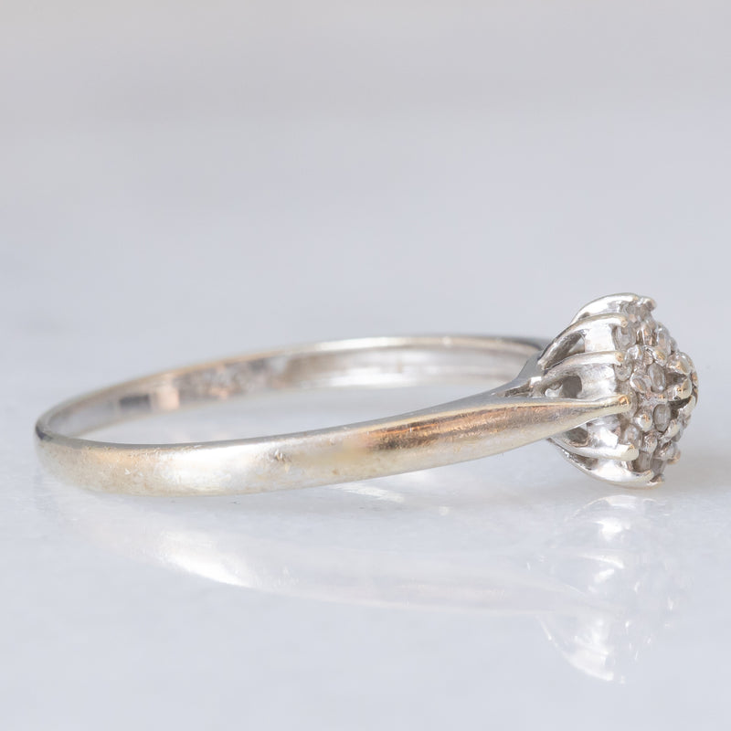 Anello a fiore vintage in oro bianco 9K con diamanti (0.10ctw ca.), anni ‘70/‘80