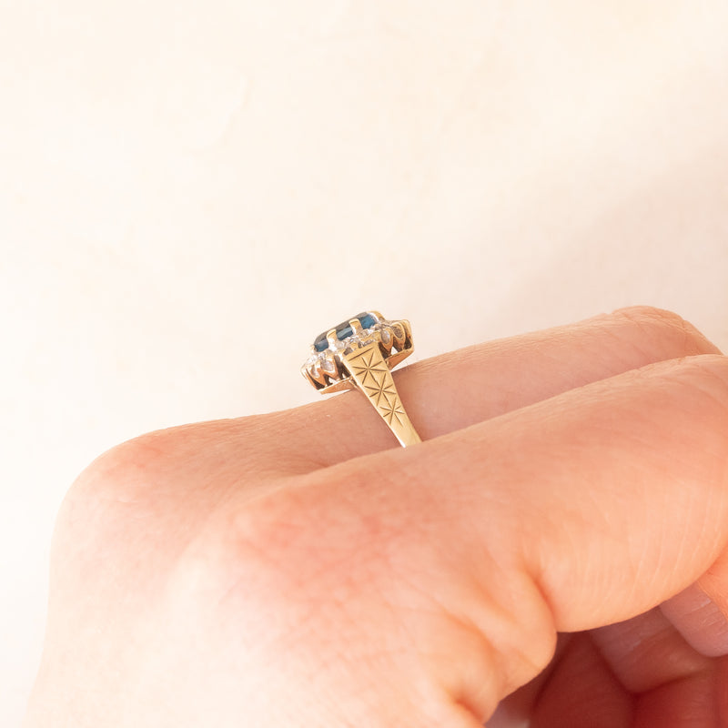 Anello a margherita vintage in oro giallo e bianco 9K con topazio azzurro (0.50ct ca.) e diamanti (0.08ctw ca.)