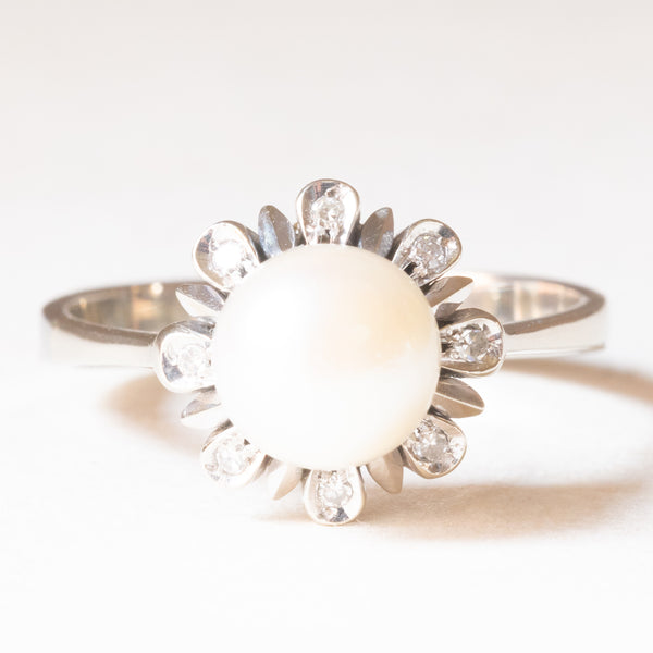 Anello a margherita in oro bianco 18K con perla bianca e diamanti (0.08ctw ca.), anni ‘50/‘60