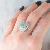 Vintage-Gänseblümchenring aus 14-karätigem Weißgold mit Smaragd (ca. 0.50 ct) und Diamanten (ca. 0.44 ctw), 80er/90er Jahre