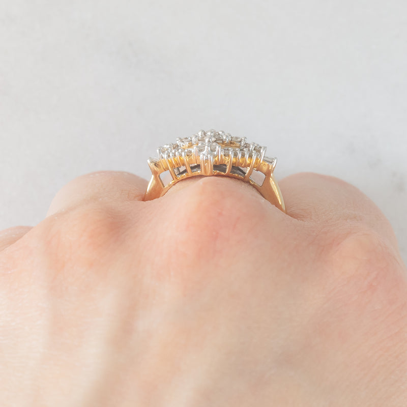 Anello vintage in oro giallo e bianco 14K con diamanti di taglio brillante e baguette (0.75ctw ca.), anni ‘70/‘80