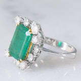 Anello a margherita vintage in oro bianco 14K con smeraldo (5.50ct ca.) e diamanti di taglio brillante (1.65ctw ca.), anni ‘70