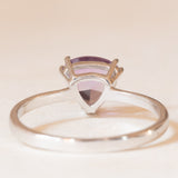 Moderner Solitär aus 9 Karat Weißgold mit Amethyst im Billionenschliff (ca. 1 Karat), Jahr 2012