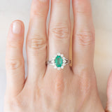 Anello a margherita in oro bianco 18K con smeraldo (1ct ca.) e diamanti di taglio brillante (0.50ctw ca.), anni ‘60