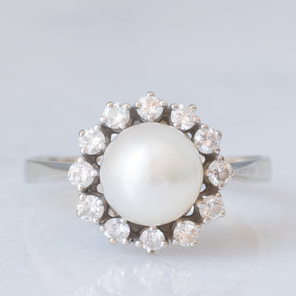 Anello a margherita vintage in oro bianco 18K con perla bianca e diamanti di taglio brillante (0.48ctw ca), anni ‘60