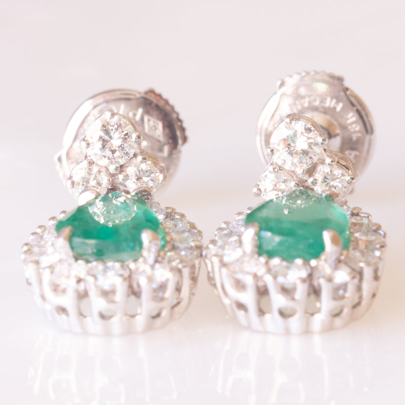 Orecchini in oro bianco 18K con smeraldi (1.40ctw ca.) e diamanti di taglio brillante (1ctw ca.)
