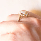 Anello a margherita vintage in oro giallo 9K con opali (0.74ctw ca.)